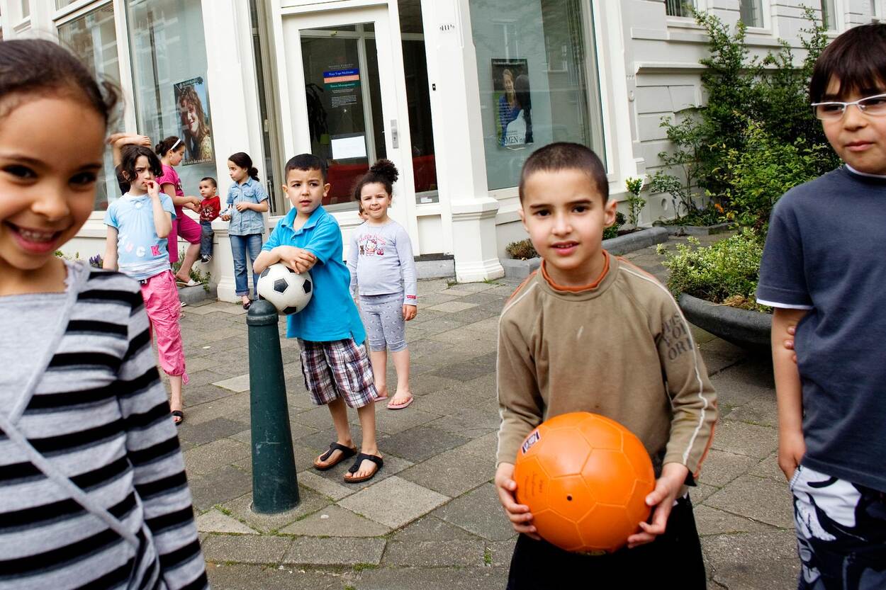 Kinderen met voetbal