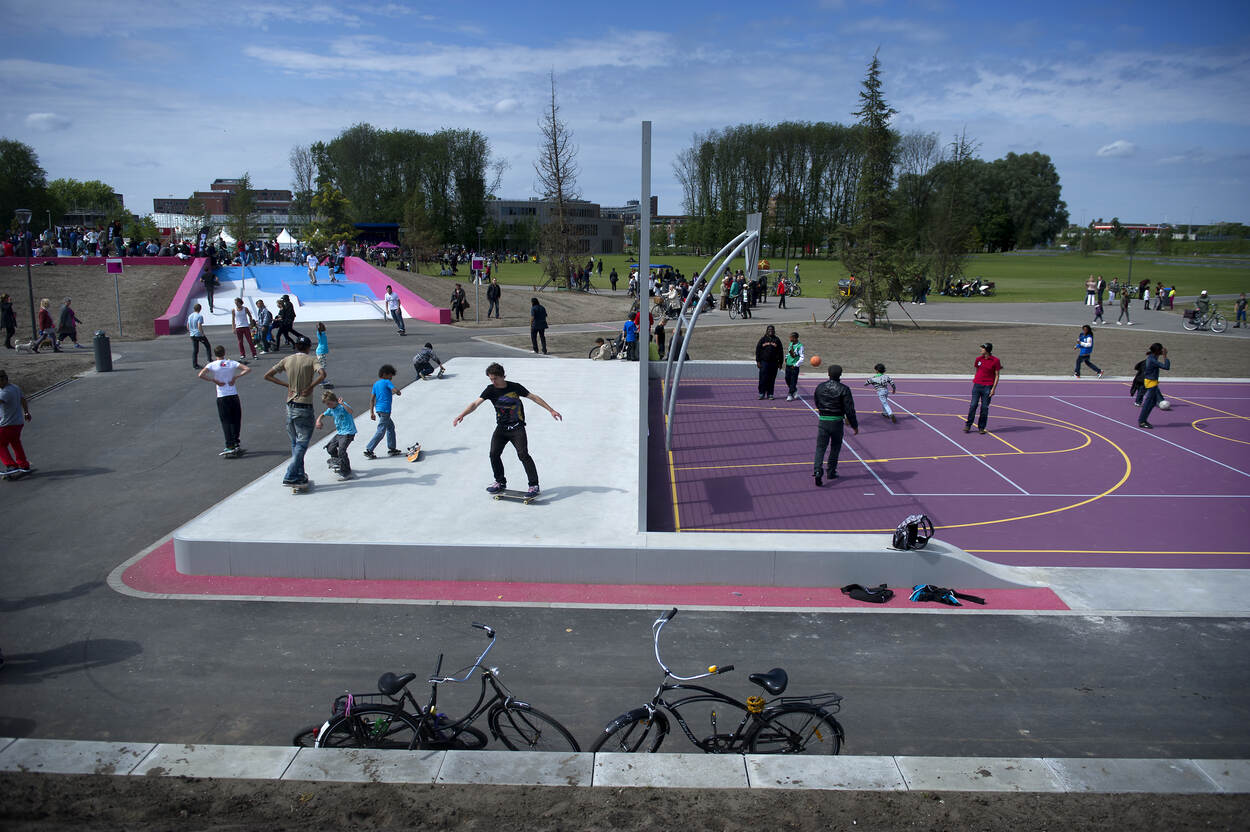 Jongeren op een sportveld