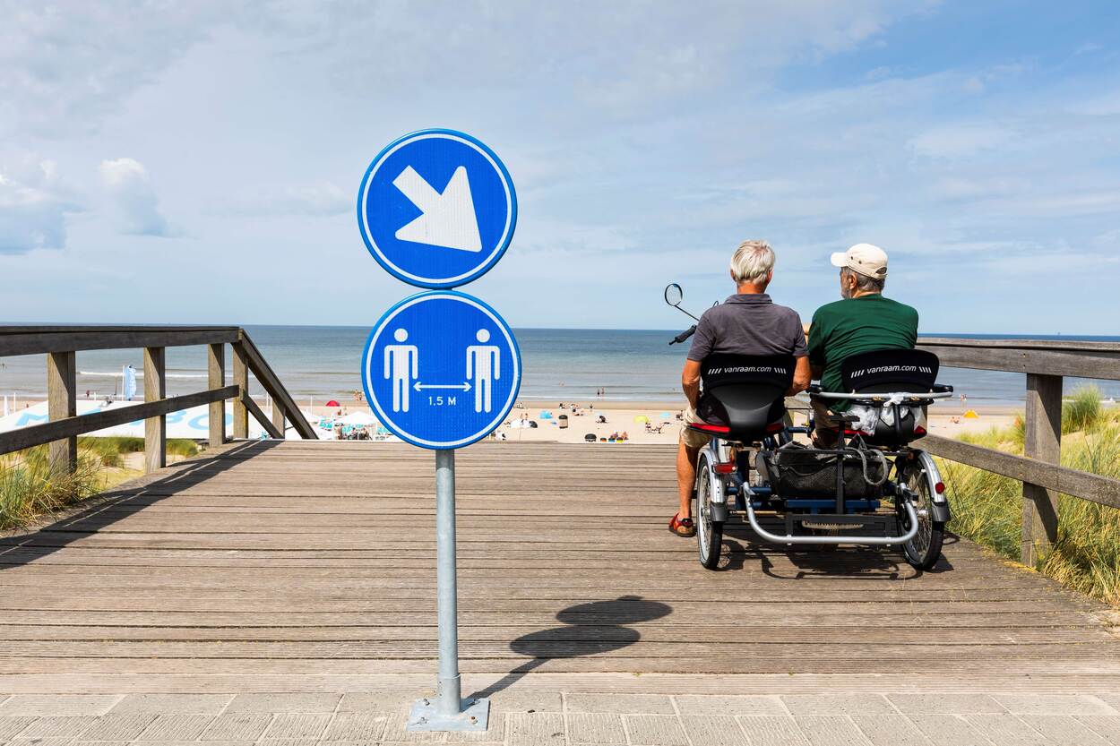 Rolfiets bij strand