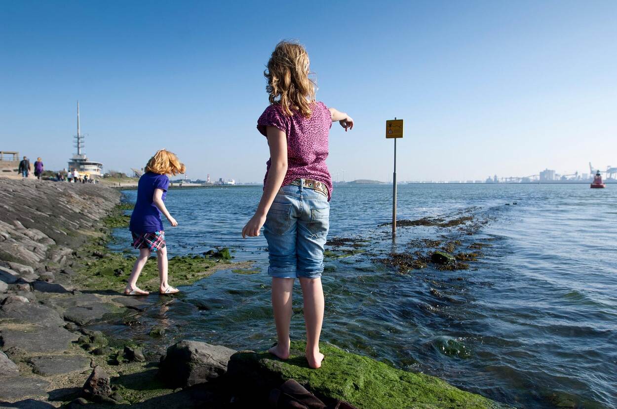 Meisjes aan oever rivier